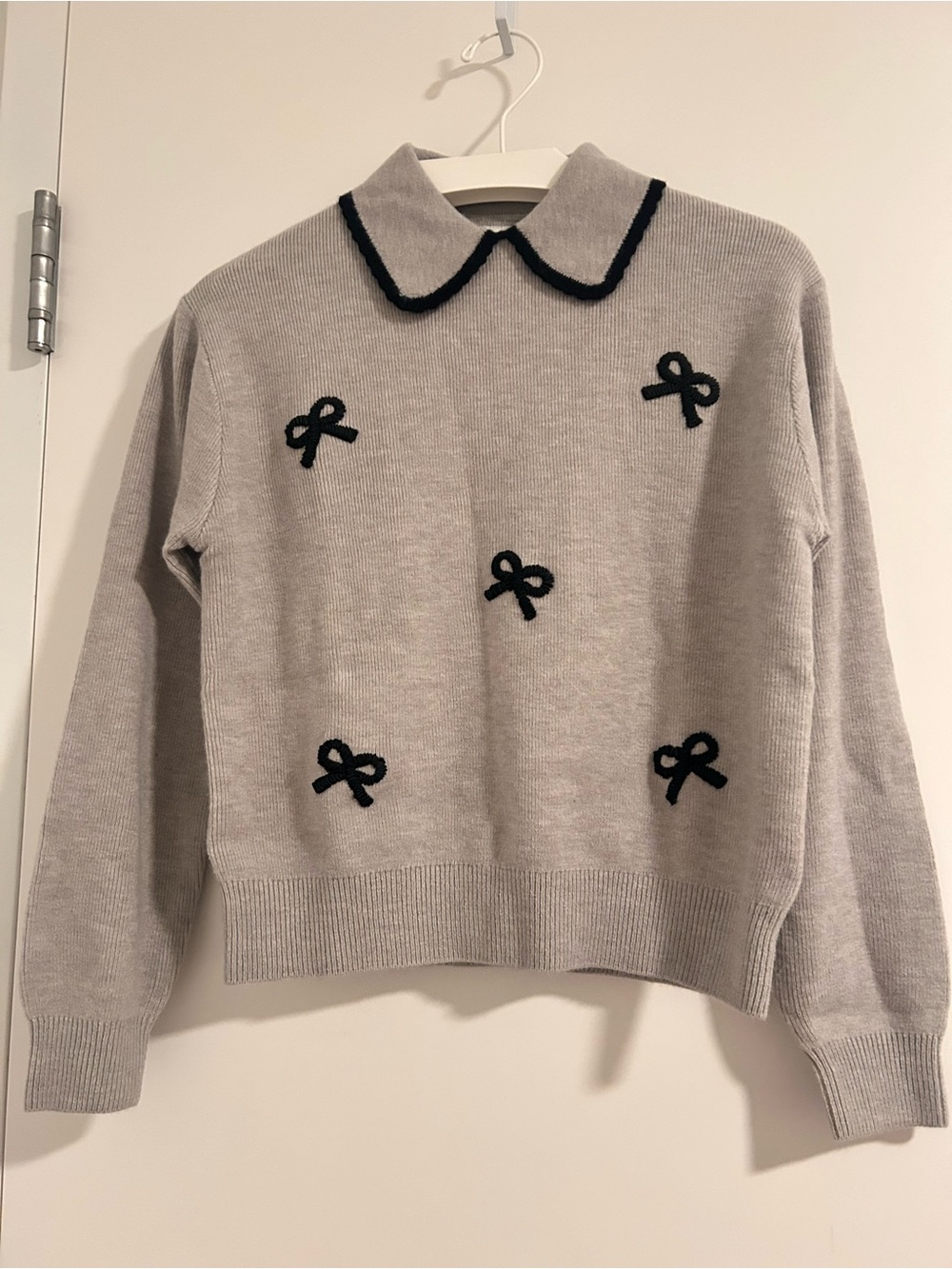 Zara Peter Pan Collar Light Gray Sweater Black Bow (Women US S/ Kids 160cm)